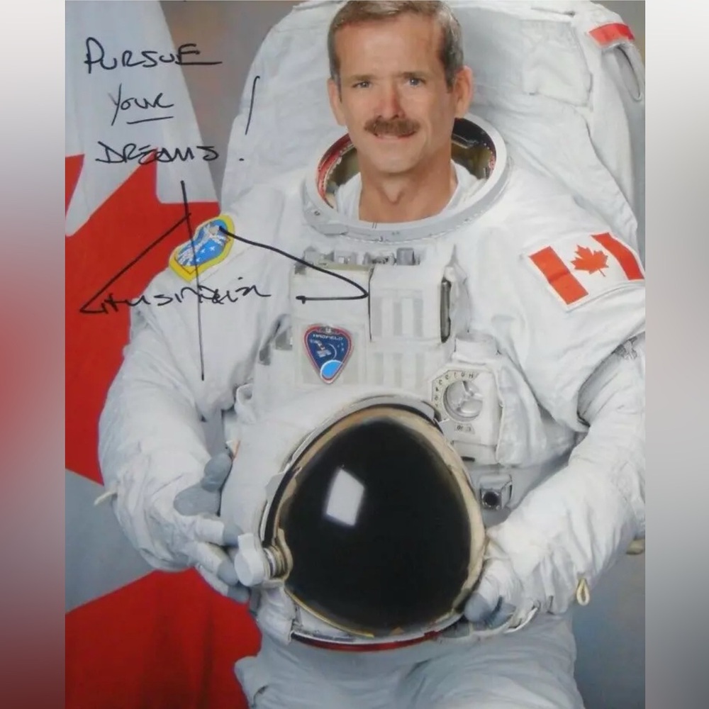 CHRIS HADFIELD Canadian Astronaut NASA Canada Flag PURSUE UR DREAM SIGNED Space - Picture 1 of 4